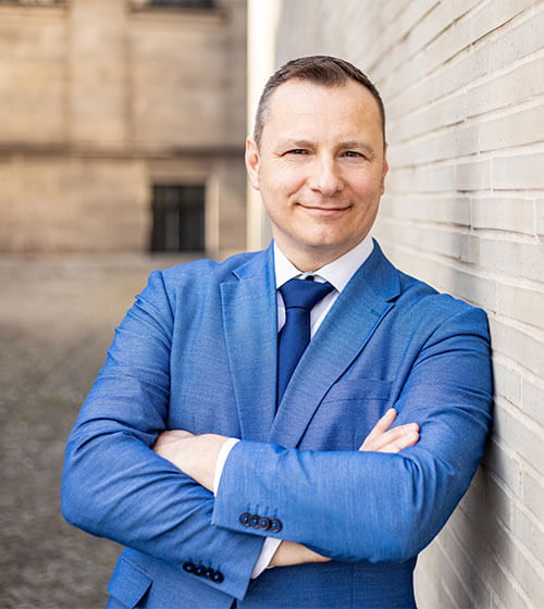 Daniel Fekete stehend Anzug